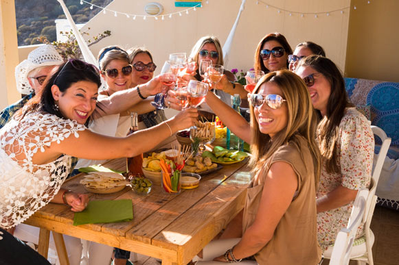 mujeres celebrando