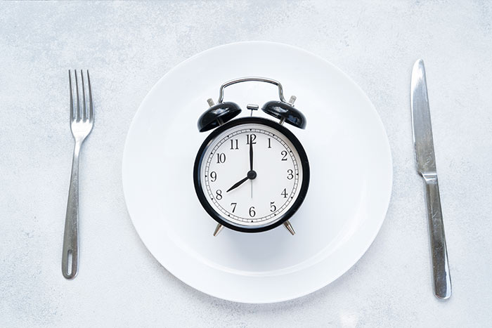 Seguir horarios regulares para gestionar hambre emocional